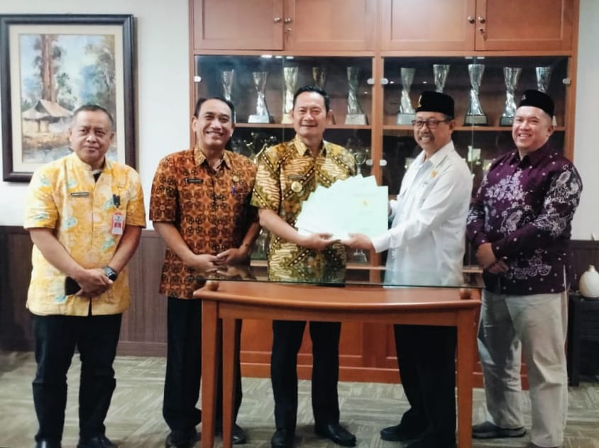 Penandatanganan Berita Acara Serah Terima Aset Bapak Bupati Lamongan dengan Ketua Yayasan UNISLA Penandatanganan Berita Acara Serah Terima Aset Bapak Bupati Lamongan dengan Ketua Yayasan UNISLA