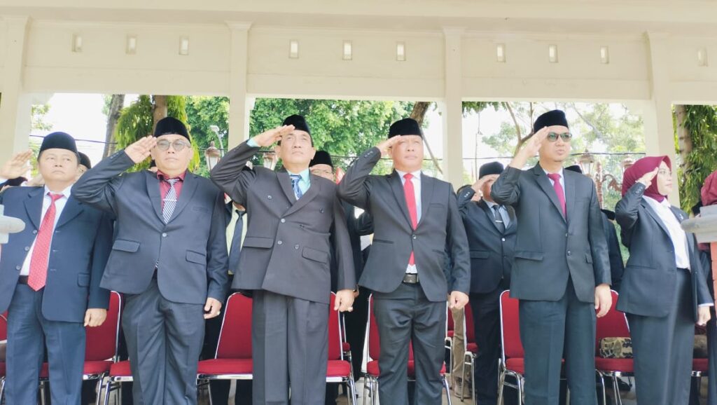 Kepala BPKAD Kabupaten Lamongan Ikuti Upacara Peringatan Sumpah Pemuda di Alun-Alun Lamongan Kepala BPKAD Kabupaten Lamongan Ikuti Upacara Peringatan Sumpah Pemuda di Alun-Alun Lamongan